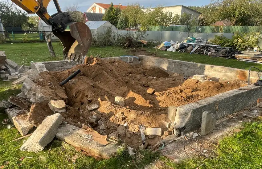 Pamatų ardymo darbai ekskavatoriumi